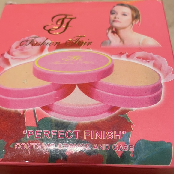 Fashion Fair Perfect Finish press powder - Picture 6 of 11